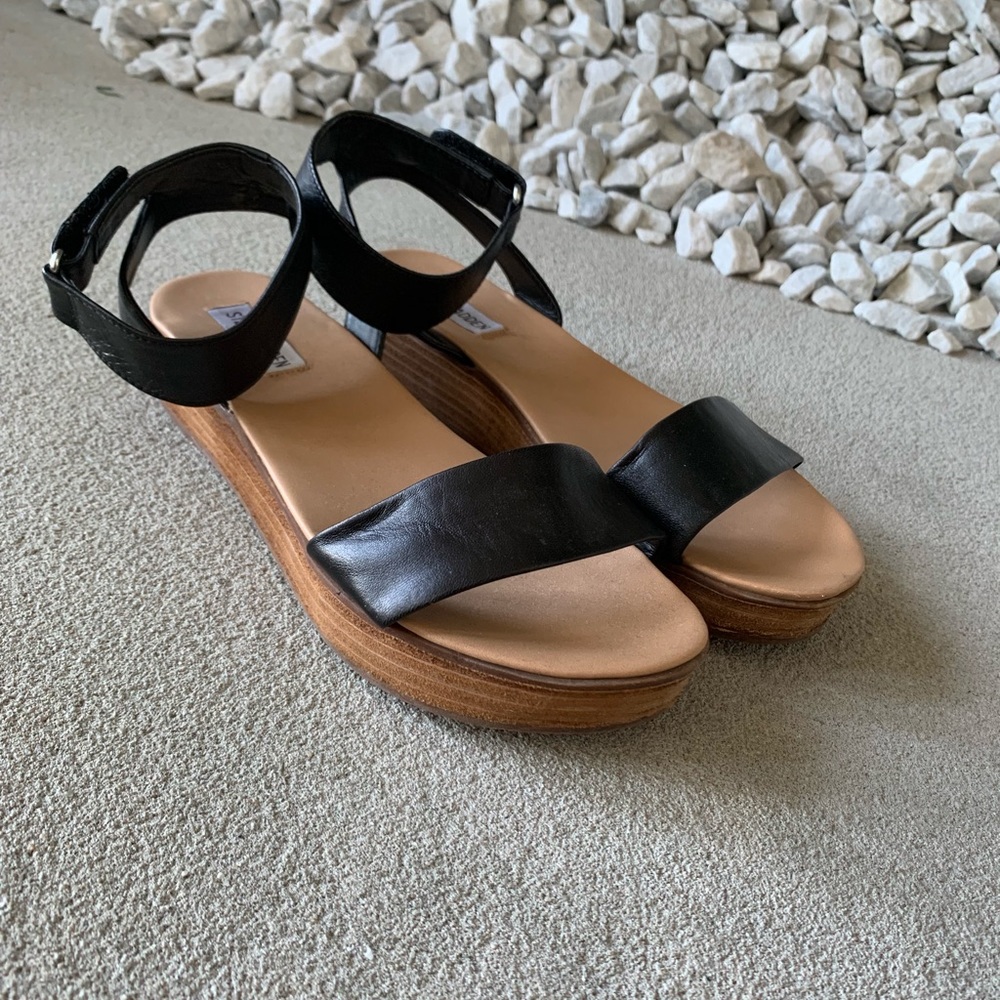 Only worn once Steve Madden platform sandals!